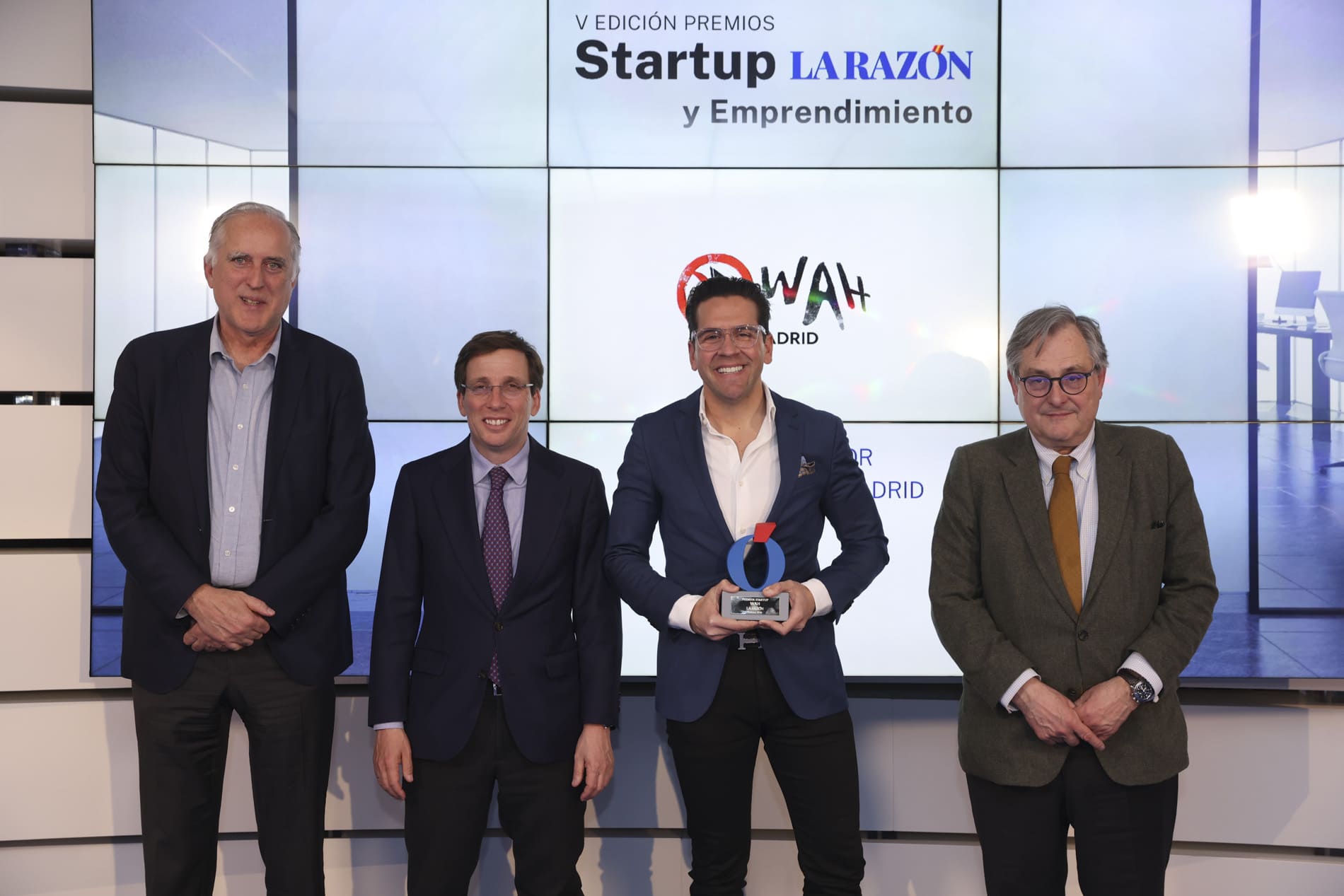 Juan José Martínez entregó el premio a Miguel de Páramo