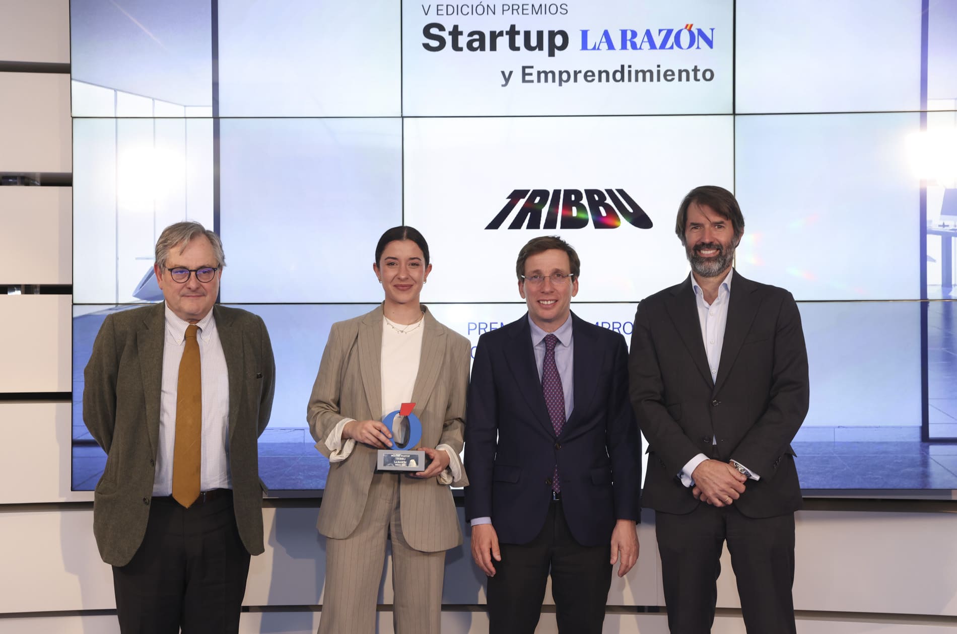 Asier González entrega el premio a Paloma Martín