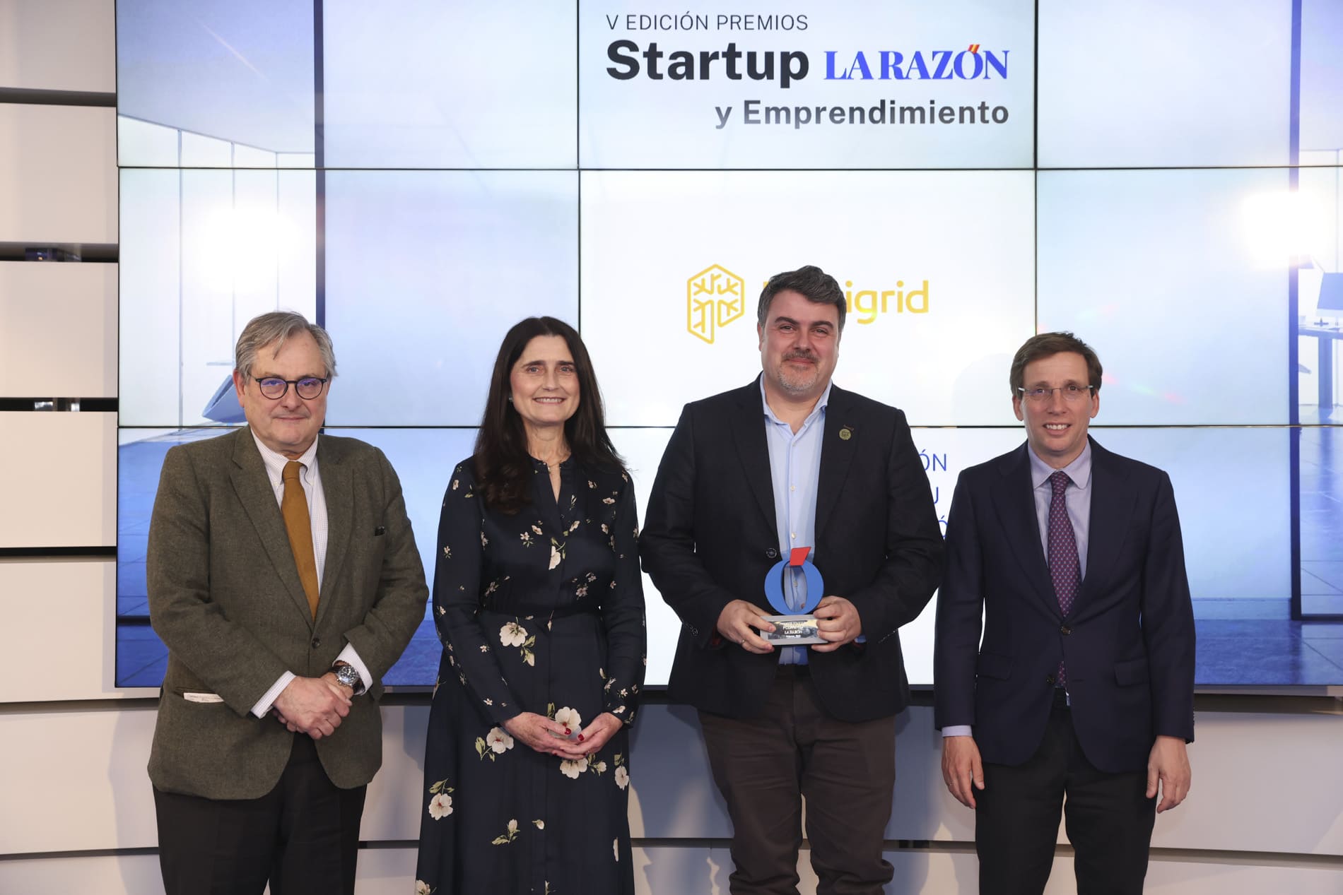 Pablo Arbolelya, con el premio, que entregó Sara Rivas