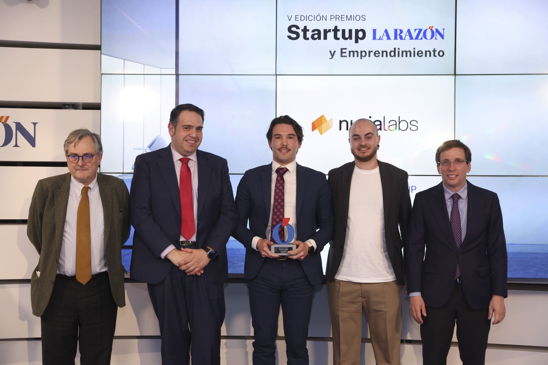 Víctor Pérez entrega el premio a Dídac Pérez y Marc Seguí