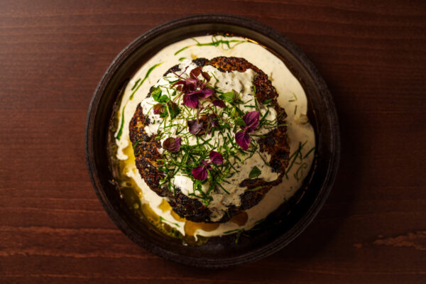 coliflor con tofu y feta makoto