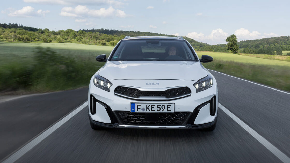 kia-xceed-my22-phev-deluxe-white-metallic-dynamic-digital-1920x1080-3