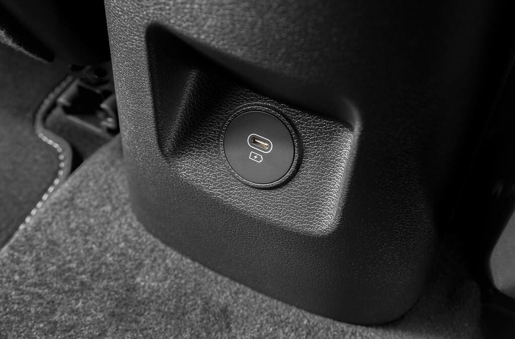 kia-xceed-my22-phev-deluxe-white-metallic-interior-digital-1920x1080-6