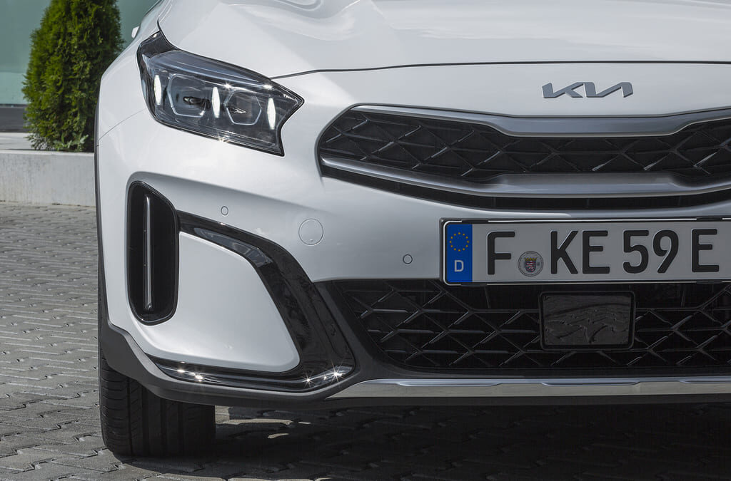 6 kia-xceed-my22-phev-deluxe-white-metallic-static-digital-1920x1080-6
