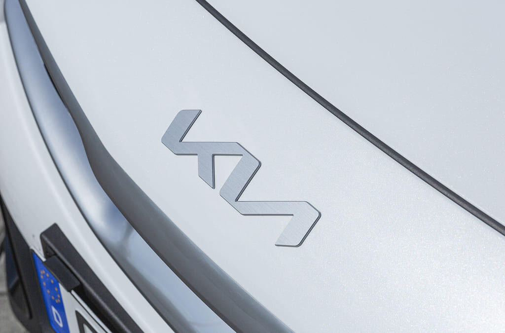 2 kia-xceed-my22-phev-deluxe-white-metallic-static-digital-1920x1080-8
