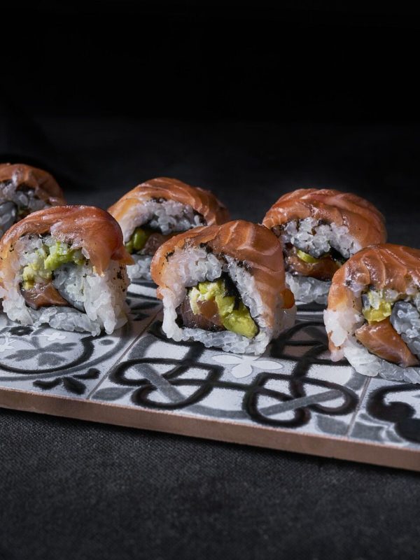 12-Rolls-de-aguacate-y-salmon