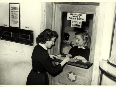 1960: Oficina Postal y Telegráfica en grandes almacenes. Madrid