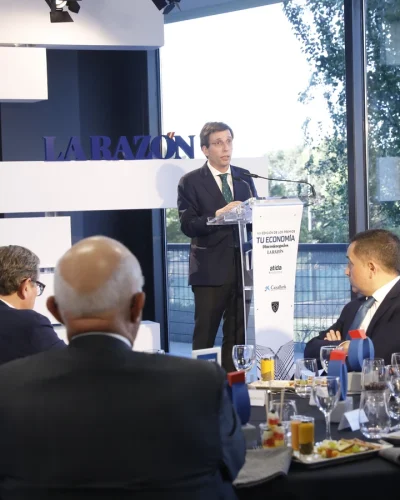 El alcalde de Madrid, José Luis Martínez-Almeida, hizo entrega de los VIII Premios Tu Economía en la sede del diario LA RAZÓN.