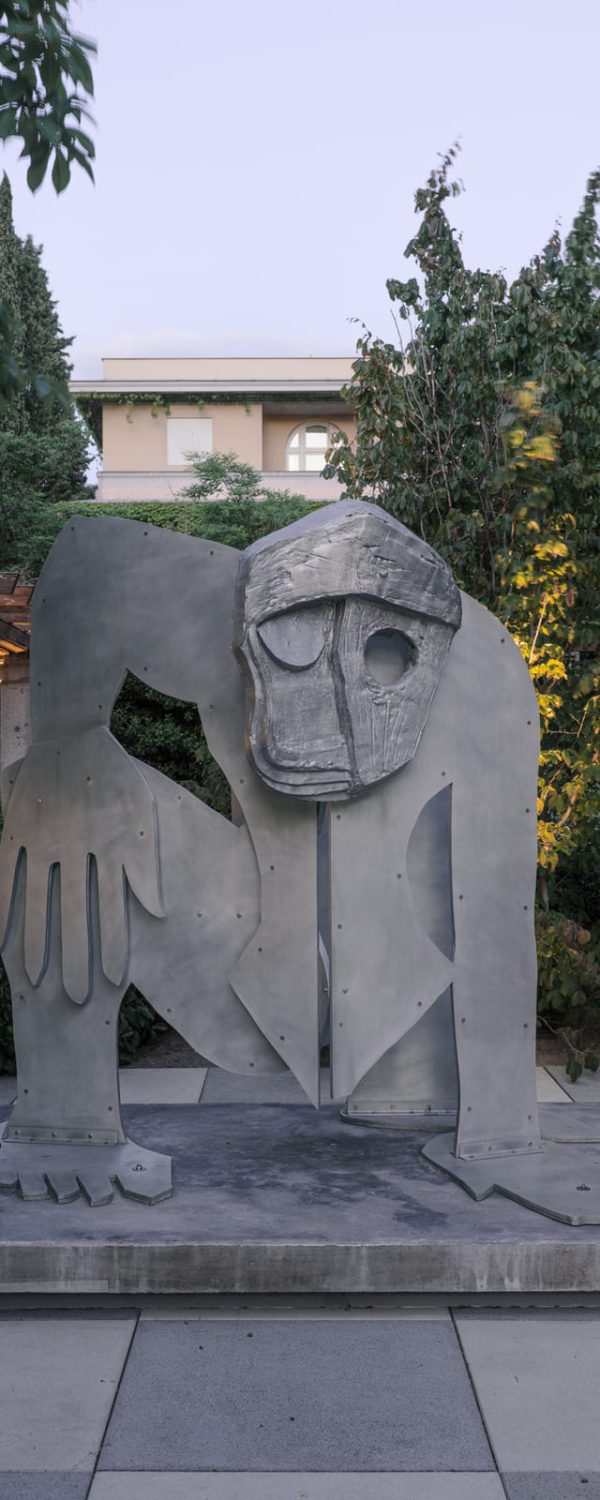 Aluminium Construction N° 1 (Giant), de Thomas Houseago, en el jardín de la sede madrileña de Banca March