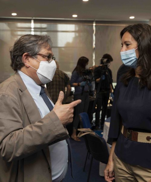 Francisco Marhuenda conversando con Maria Eugenia Carballedo