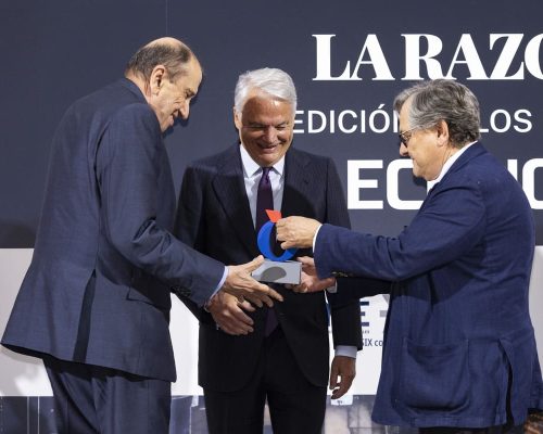 Ignacio Garralde recibe el premio de manos de Mauricio Casals y Francisco Marhuenda