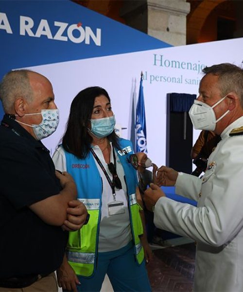 Los representantes de SUMMA 112 y la Unidad Militar de Emergencias (UME) conversando antes del inicio del acto