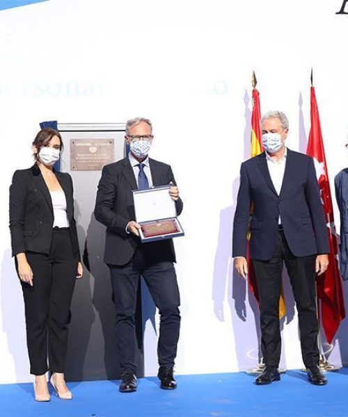Jordi García, Dircom y RR II de Naturgy, entregó el premio a Juan Jorge González, presidente de SEMES