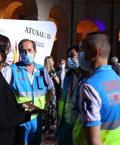 Isabel Díaz Ayuso, presidenta de la Comunidad de Madrid, junto a parte del equipo de SUMMA 112 que asistió al evento