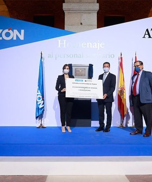Jorge Huertas Colomina, director general de Oximesa, entrega a la presidenta de la Comunidad de Madrid, Isabel Díaz Ayuso, una donación de material sanitario