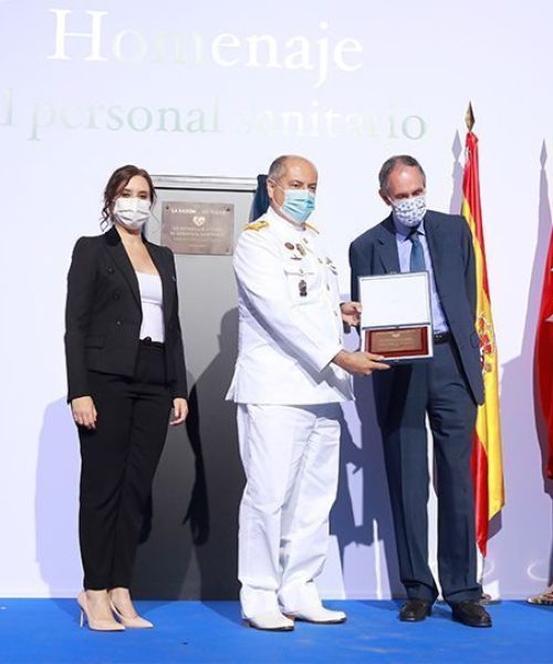 Antonio García Ferrer, de ACS, homenajea a Ángel García Benavente acompañado de Díaz Ayuso