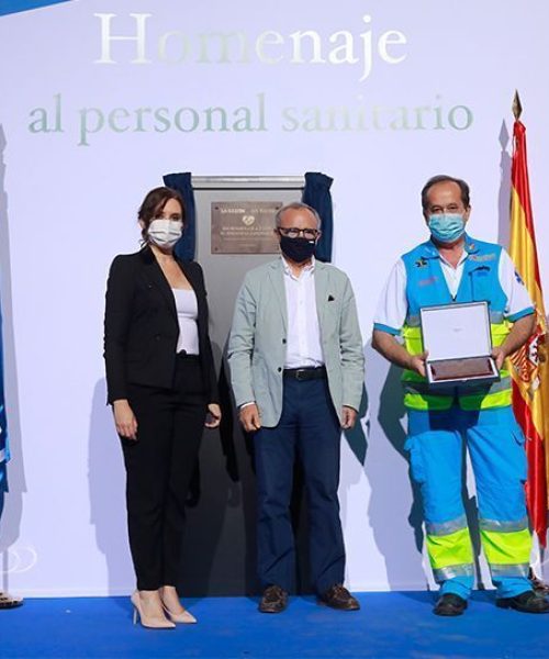Juan Francisco Polo, Dircom y RSC de Ferrovial, da una placa a Pablo Busca, director del SUMMA 112