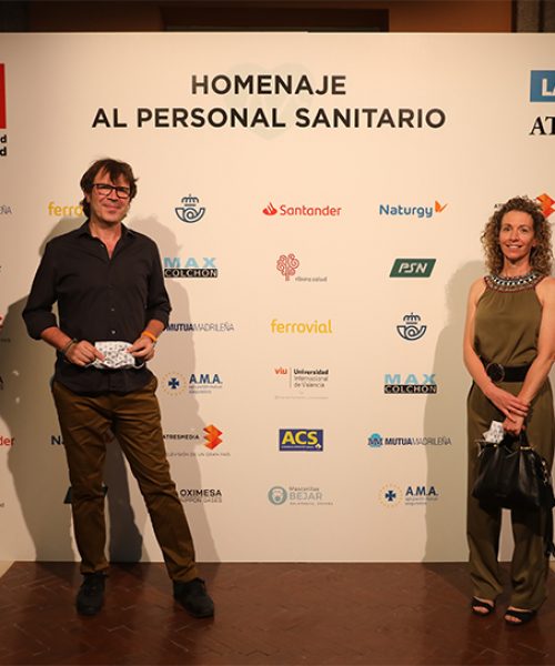 Jordi Escruela y Elena Fernández representando a Correos